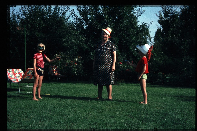 22.Regensburg jul 1970 Omi,Marion,Peter.JPG